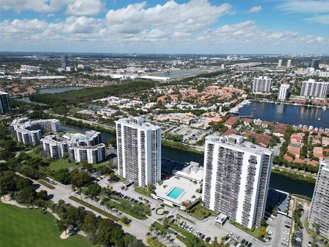 Building Photo - 3625 N Country Club Dr
