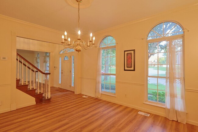 Building Photo - Spacious Parkway South Home with Walk-Out Basement & Large Backyard