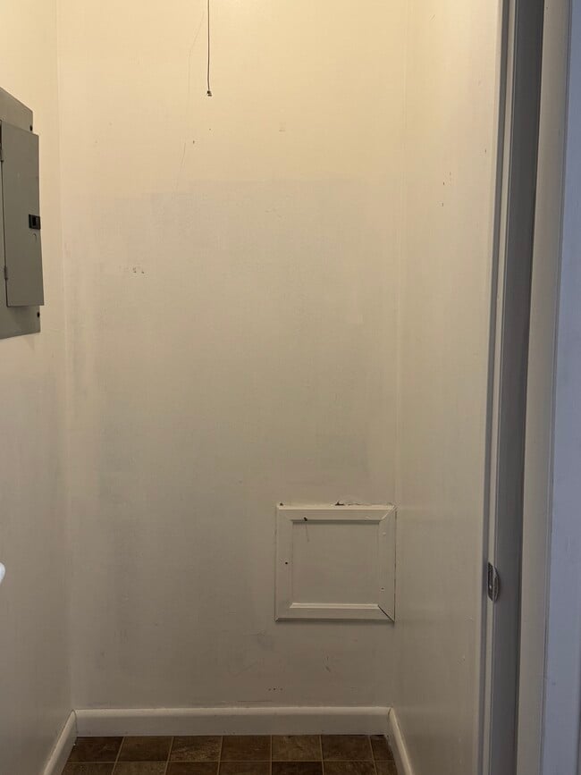 closet - 171 W 1st St