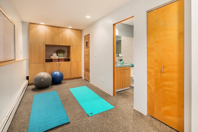 Building Photo - 10514 Riviera Pl NE