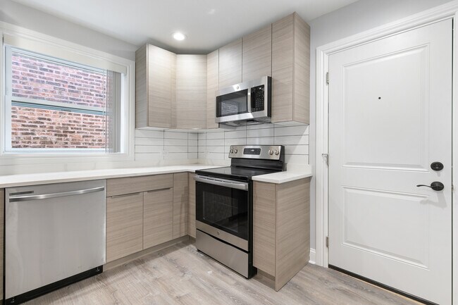 Building Photo - 7630 N Eastlake Terrace