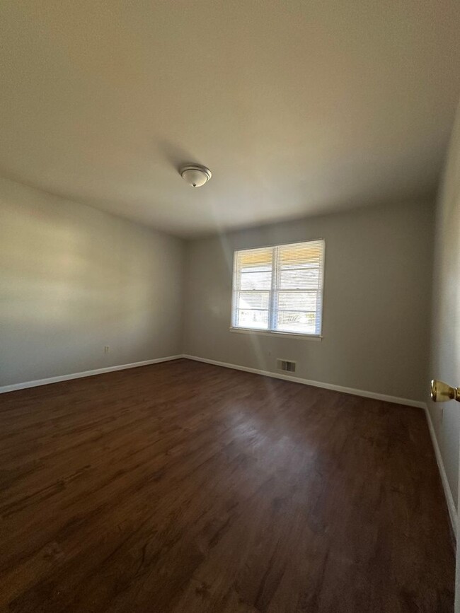 Building Photo - 2 Bedroom, 1 bathroom on the East-Side. Mo...