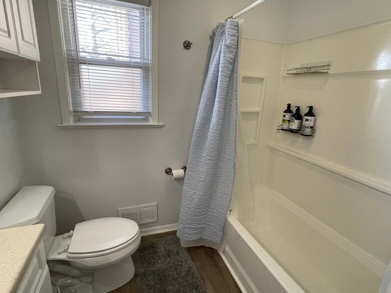 Full bath with tub/ shower first floor - 68 Stanford Rd W