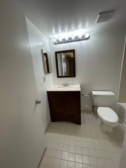 Building Photo - 2881 N Oakland Forest Dr