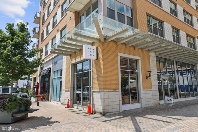 Building Photo - 513 W Broad St