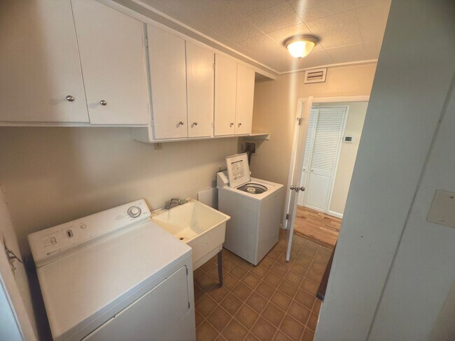 Building Photo - Charming 3-Bedroom Home + Bonus Room in Prime Niskayuna Location!