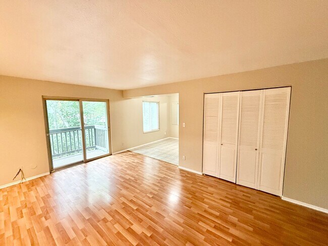 Building Photo - 495 E Creekside Cir