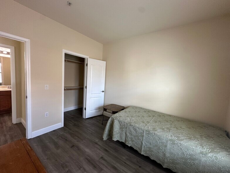Building Photo - 5350 Dunlay Dr