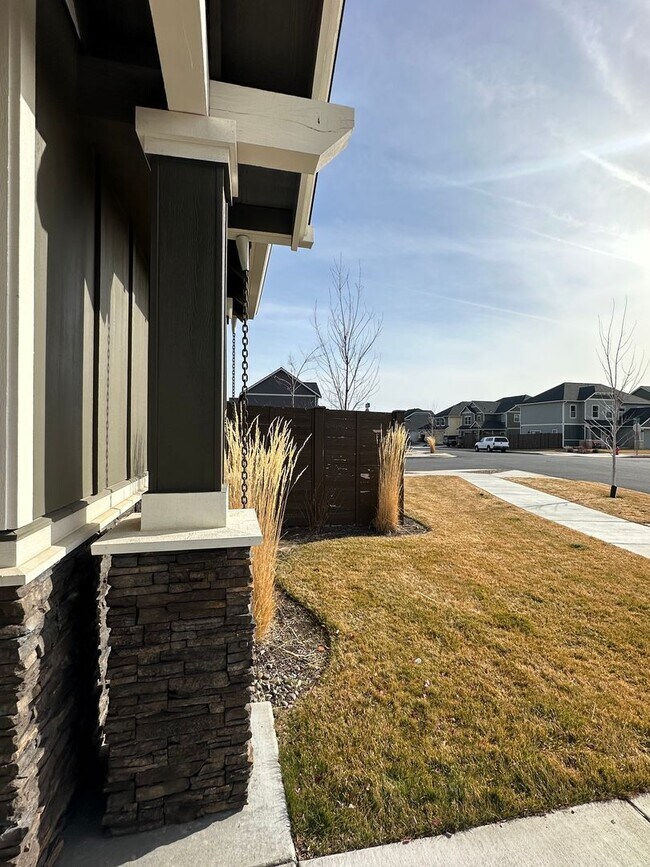 Building Photo - Beautiful Stone Creek Home | Open Layout, RV Parking & Private Pool Access