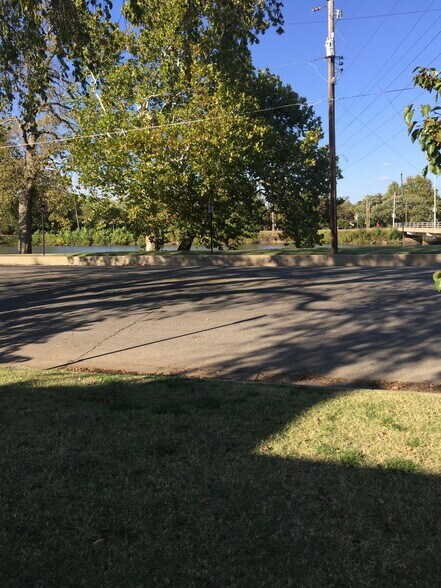 Building Photo - 911 W River Blvd