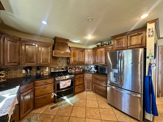 Building Photo - Stunning, fully furnished 3-bedroom, 2-bath lakefront home on Lake Palestine!