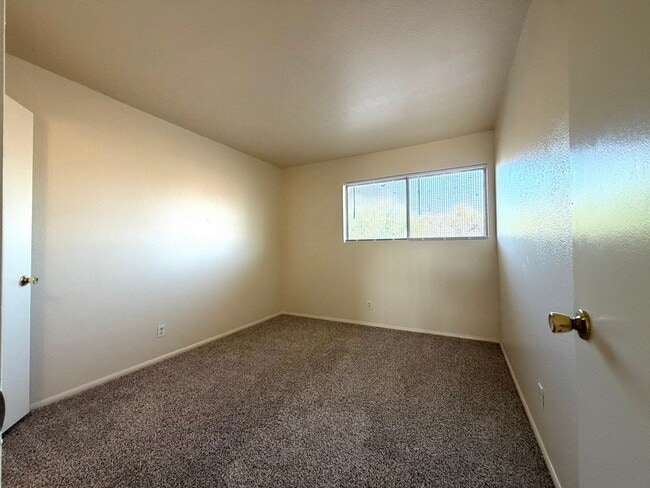 Building Photo - Glendale 3 Bed / 2 Bath Townhome | Two-Story Layout