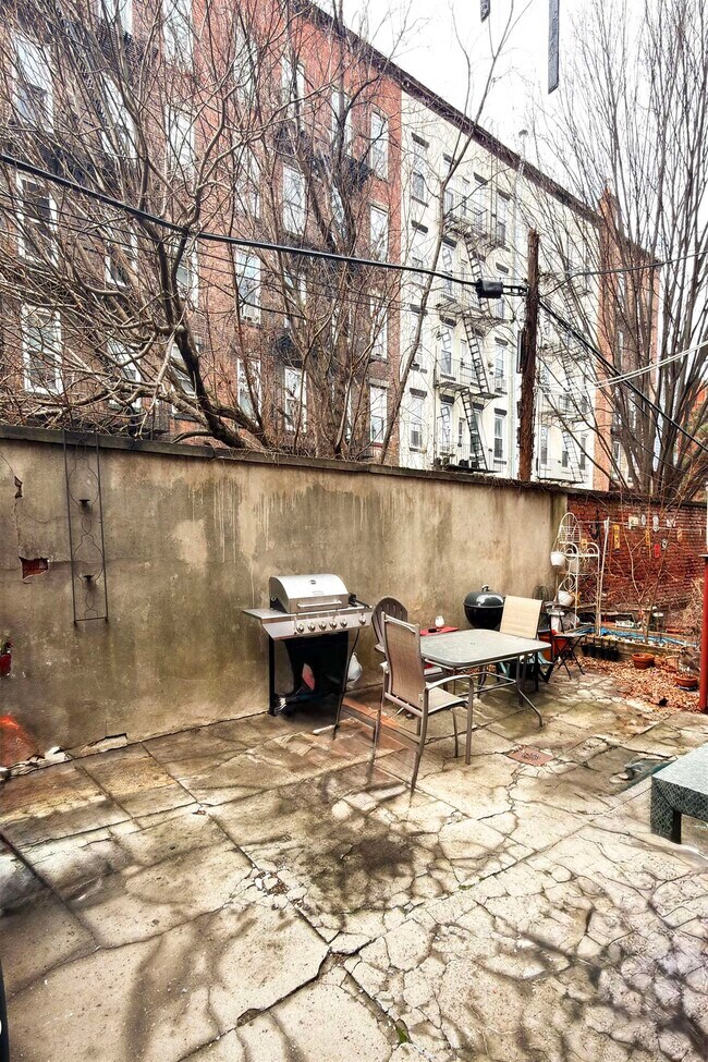 Building Photo - 622 Park Ave