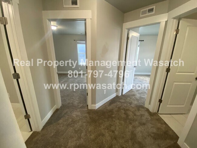 Building Photo - Rent This Beautiful 3 Bedroom 2.5 Bathroom...