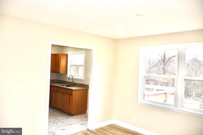 Building Photo - 147 Deacon Rd