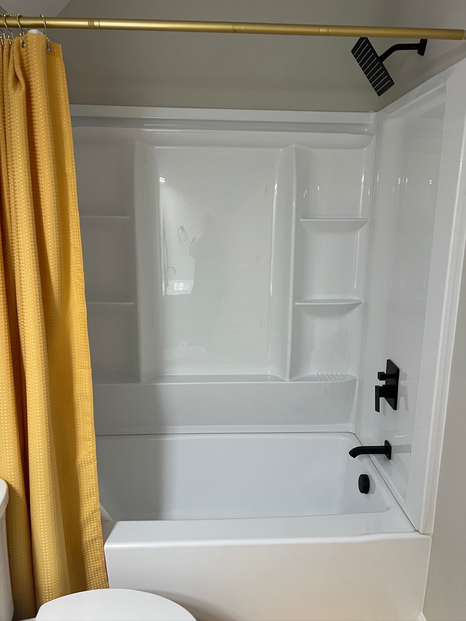 full bath (shared w 1 other unit) - 2006 Linda Jones Ave