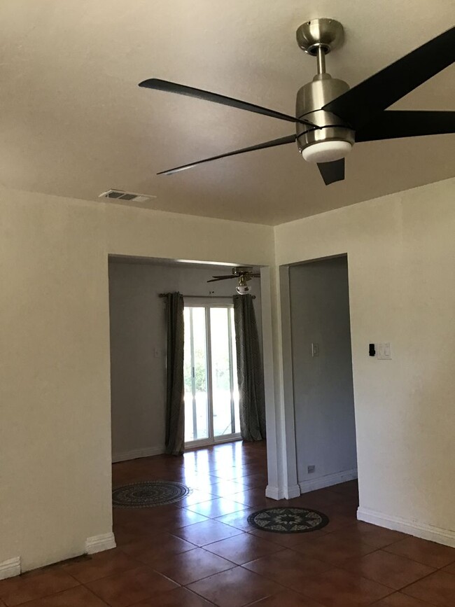 Building Photo - 3 Bedroom Home - Move in Special $200.00 o...