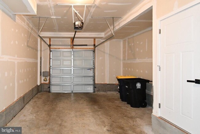 Building Photo - 4917 Crest View Dr