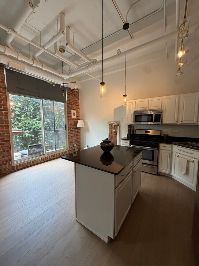 Building Photo - 1740 N Maplewood Ave