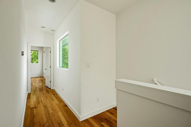 Building Photo - 1302 S 5th St