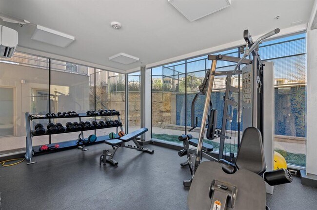 Building Photo - 604 N Bluff Dr