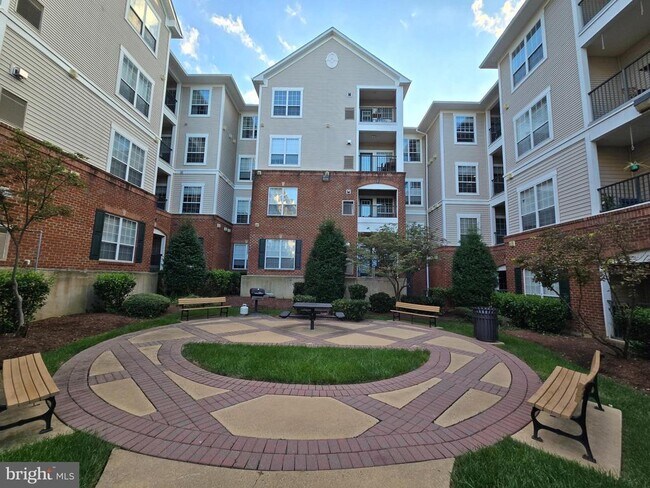 Building Photo - 4850 Eisenhower Ave