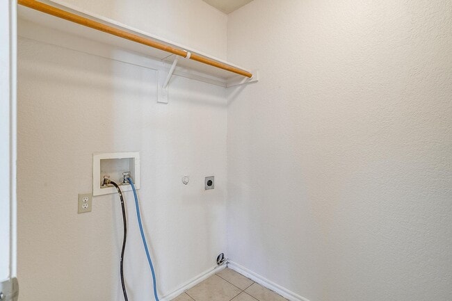 Building Photo - Half of Duplex Ready for New Tenants- 3 Bed, 2 Bath- Near the Historic Stockyards- 76164