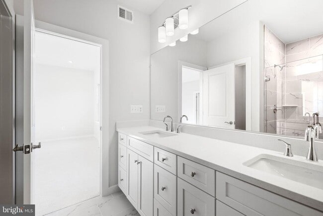 Building Photo - 1017 Venifena Terrace SE