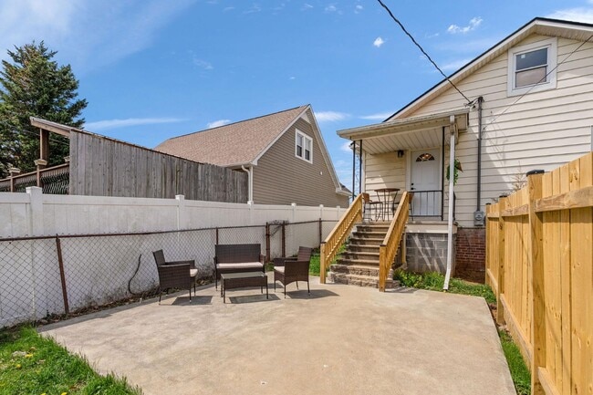 Building Photo - 142 E Park Dr
