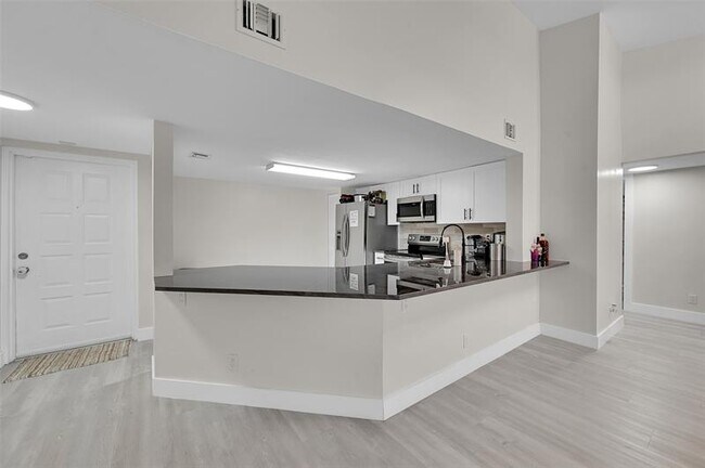 Building Photo - 9833 Westview Dr