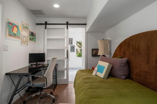 Building Photo - 3005 Bryker Dr