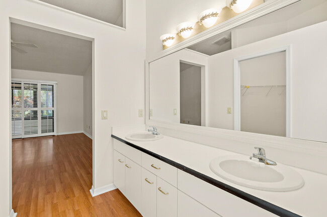 Building Photo - 604 Parkside Pl