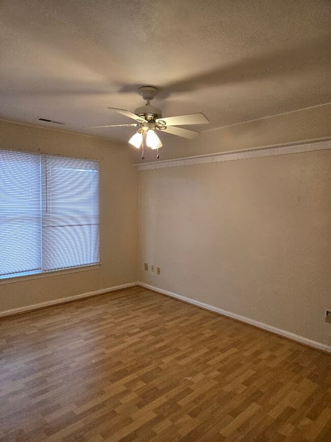 Building Photo - 3 Bedroom Townhouse in Virginia Beach