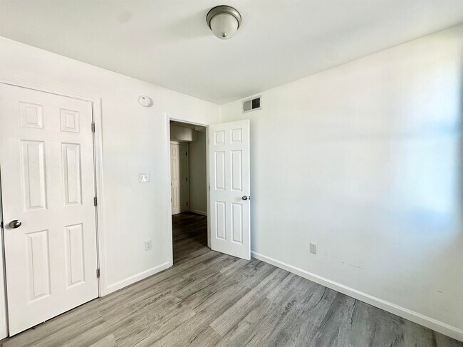 Building Photo - 619 Seneca St