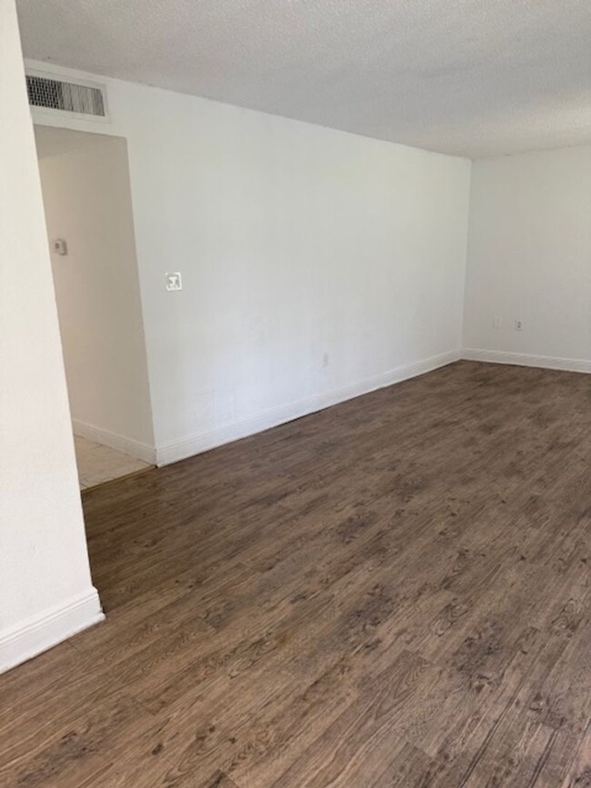 Building Photo - Millennium Palms - 4717 C