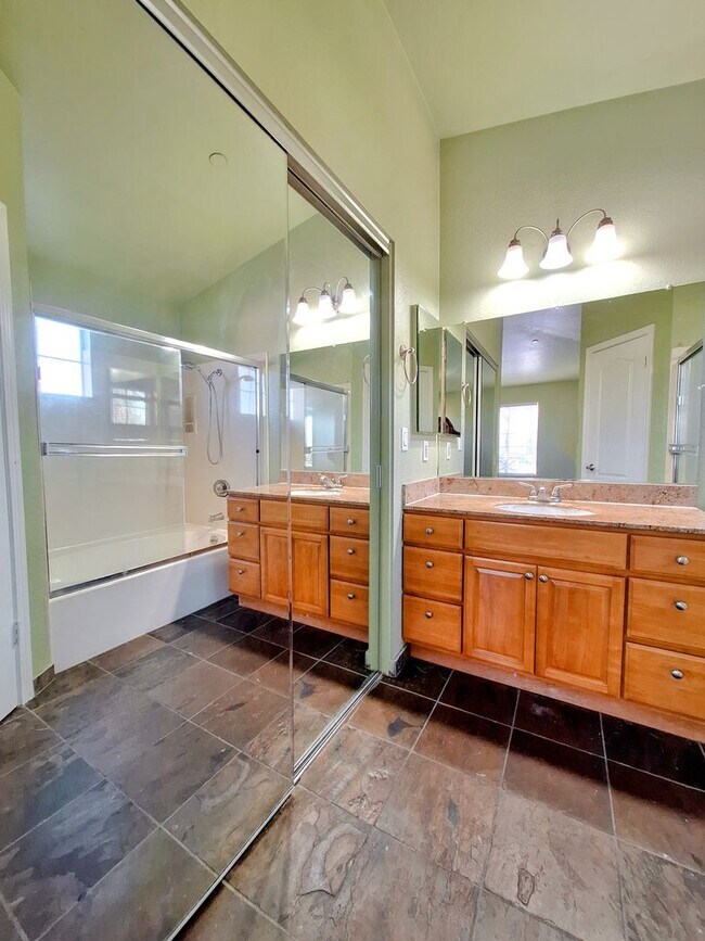 Building Photo - Beautiful 3bd Tri-level Home With Pool, Pl...