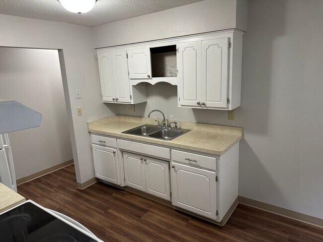 Building Photo - 1 bedroom 1 Bathroom Lower of Level Duplex...