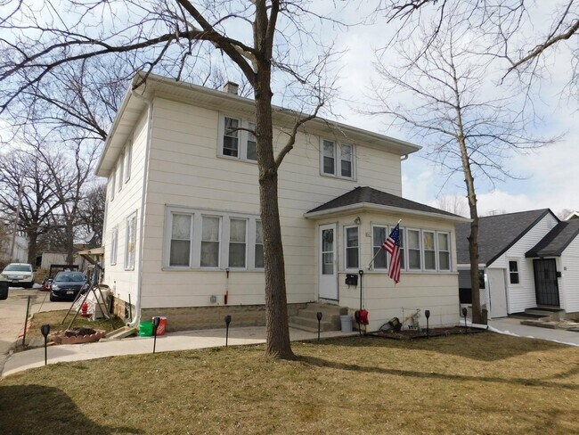 Building Photo - 841 S 97th St