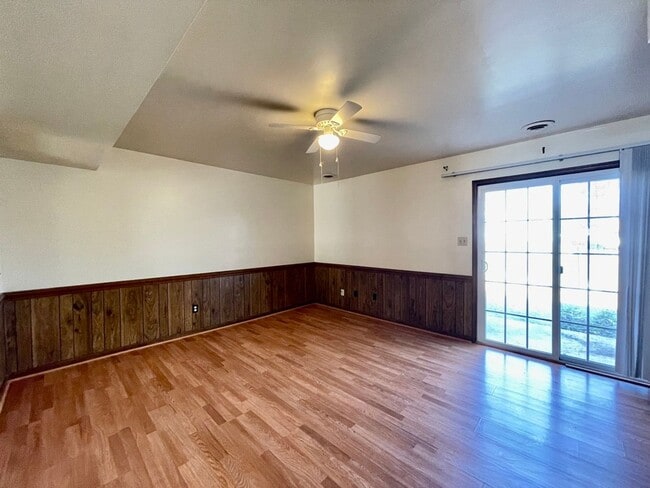 Building Photo - 1619 Autumn Dr