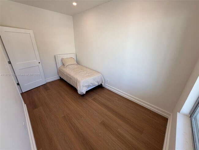 Building Photo - 1535 West Ave