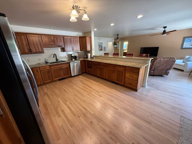 Building Photo - 3 Bed 2 Bath Large Beautiful Home