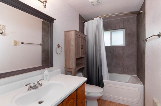 Building Photo - Updated 3 Bed 2 Bath Home With Brand New 2...