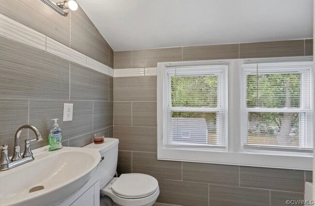 Building Photo - 326 S 20th Ave