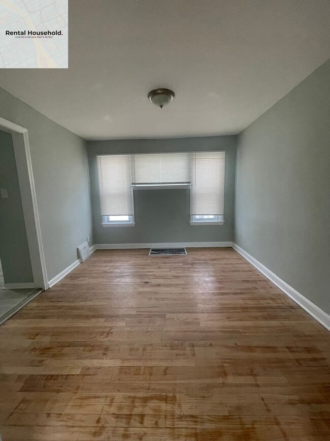 Building Photo - Spacious 3 Bedroom Home with Fenced Yard-Only $1200 a month