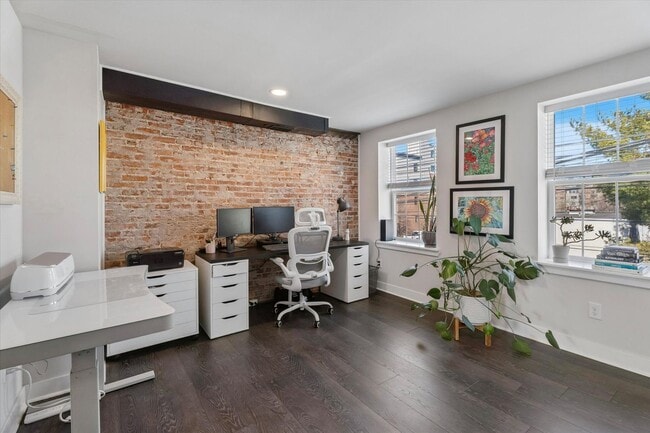 Building Photo - Beautifully Renovated End-Unit Townhome in the Heart of Phoenixville