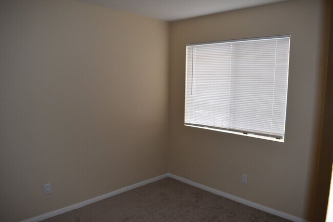 Building Photo - First Floor Single Story 3 Bed 2 Bath Cond...