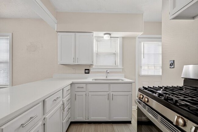 Building Photo - Freshly Updated Home in Warren Township