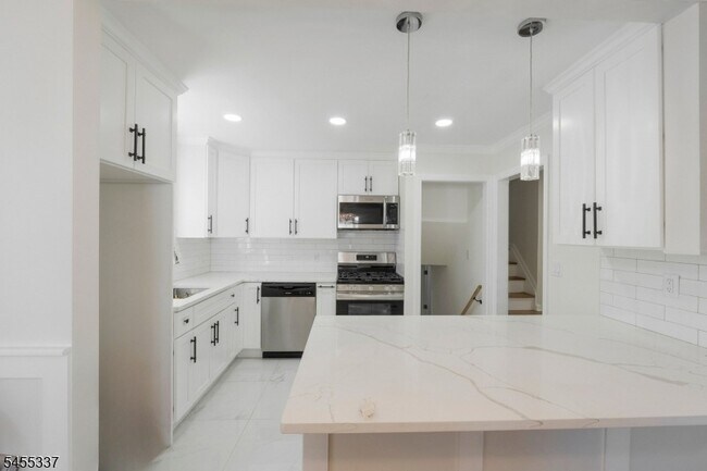 Building Photo - 33 Larchmont Rd