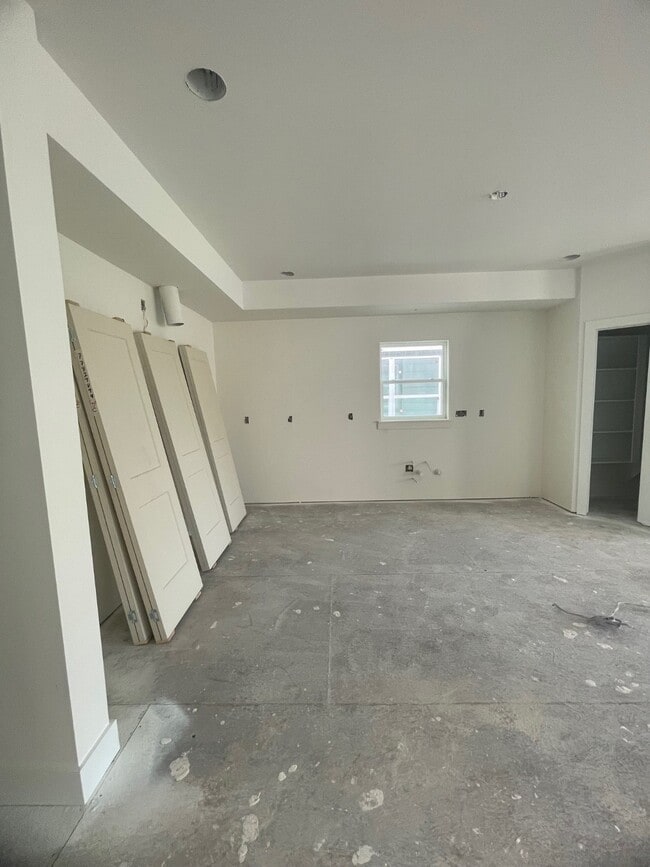 Building Photo - 611 E 39th St