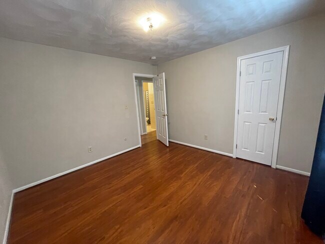 Building Photo - 733 Mayfield Ave